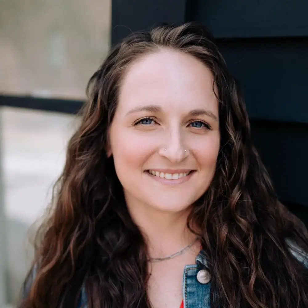Claire Thomas headshot